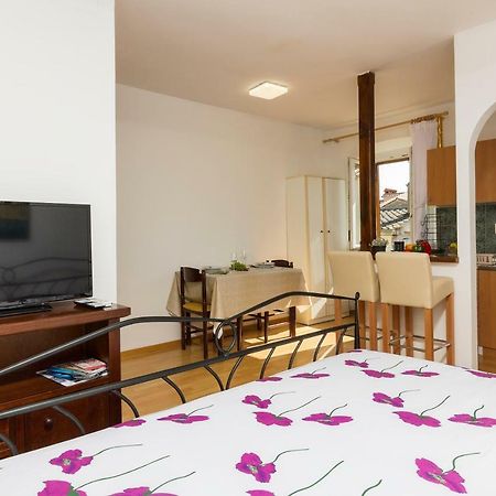 Studio Apartman Ela Pula Eksteriør billede